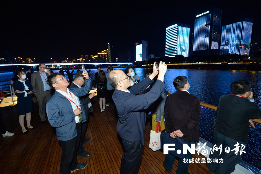 世界城市日參會嘉賓夜游閩江 福州夜色惹人醉