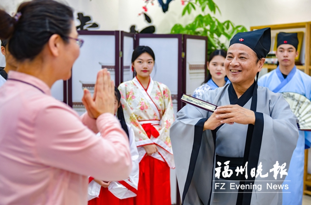 福州方言舞臺劇重現(xiàn)“扛齋”