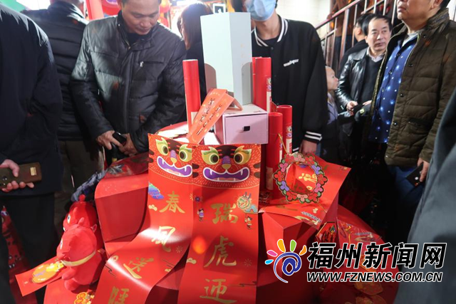 春聯(lián)載福送萬家 福清送“福”到百姓心頭