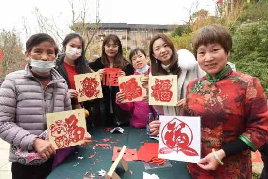 寫春聯、剪“福”字，濃濃年味“撲面而來”！