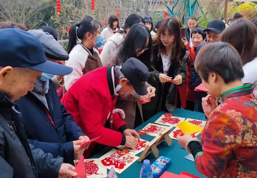 寫春聯、剪“?！弊郑瑵鉂饽晡丁皳涿娑鴣怼?！
