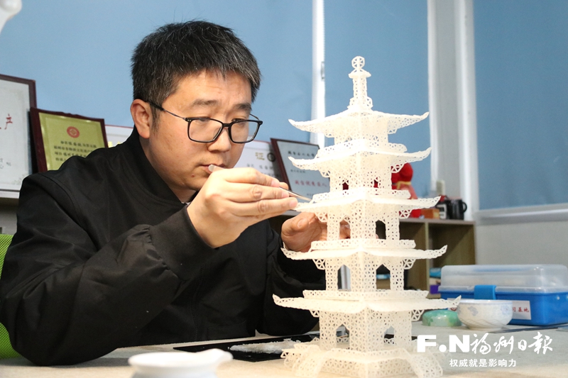 非遺傳承人陳國(guó)銳：12500粒大米砌出縮微版寶塔