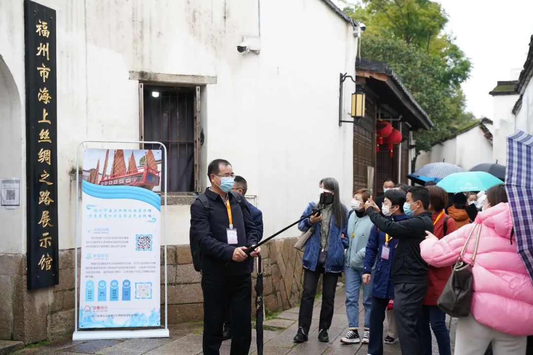 老福州人常用禮餅作為禮品走親訪友，它是做壽、添丁、嫁女、上梁、喬遷、祭祀的必備大禮之一。  位于小箬鄉(xiāng)小箬村的學朝禮餅店，正是一家制作禮餅的老店鋪。店鋪的主人陳學朝是市級非遺項目小箬禮餅制作技藝代表性傳承人。  學朝禮餅油而不膩、甜而不厭、噴香可口，以其獨特的工藝、香酥的口感被譽為“禮餅中的佳品”。  攝制：張鋒、吳梓航、洪婷婷、黃子玲  素材提供：閩侯縣融媒體中心  新華社音視頻部制作