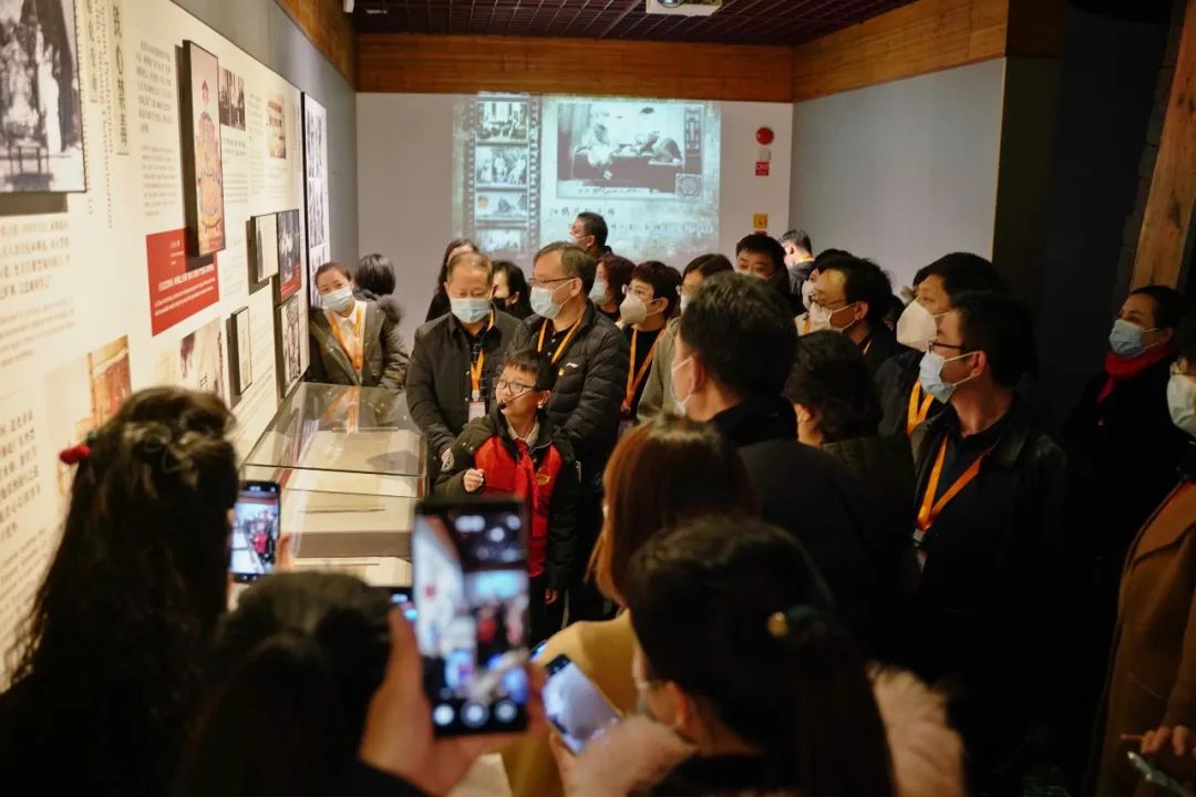 老福州人常用禮餅作為禮品走親訪友，它是做壽、添丁、嫁女、上梁、喬遷、祭祀的必備大禮之一。  位于小箬鄉(xiāng)小箬村的學朝禮餅店，正是一家制作禮餅的老店鋪。店鋪的主人陳學朝是市級非遺項目小箬禮餅制作技藝代表性傳承人。  學朝禮餅油而不膩、甜而不厭、噴香可口，以其獨特的工藝、香酥的口感被譽為“禮餅中的佳品”。  攝制：張鋒、吳梓航、洪婷婷、黃子玲  素材提供：閩侯縣融媒體中心  新華社音視頻部制作