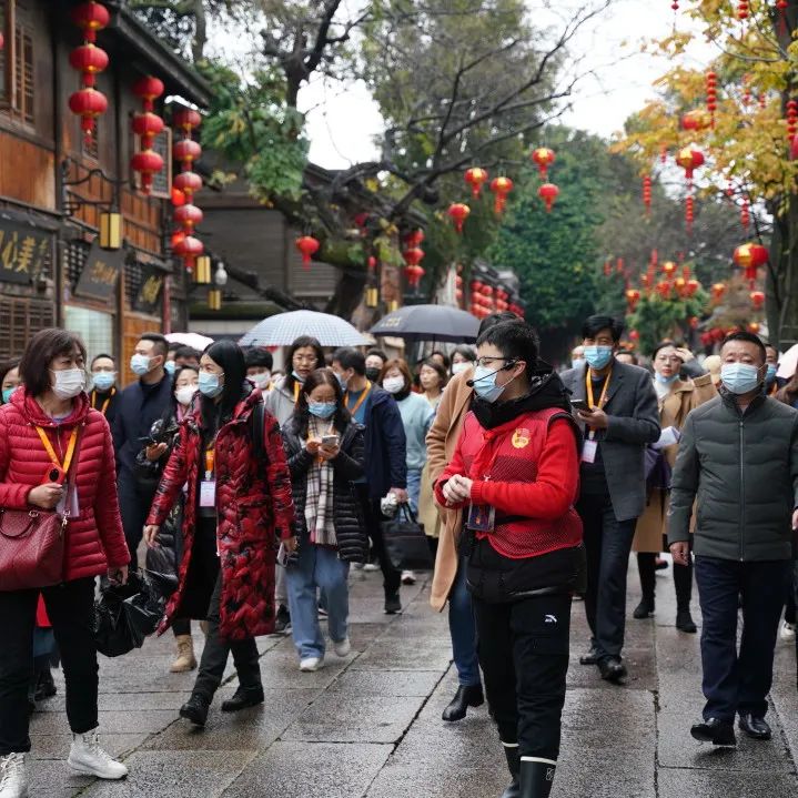 老福州人常用禮餅作為禮品走親訪友，它是做壽、添丁、嫁女、上梁、喬遷、祭祀的必備大禮之一。  位于小箬鄉(xiāng)小箬村的學朝禮餅店，正是一家制作禮餅的老店鋪。店鋪的主人陳學朝是市級非遺項目小箬禮餅制作技藝代表性傳承人。  學朝禮餅油而不膩、甜而不厭、噴香可口，以其獨特的工藝、香酥的口感被譽為“禮餅中的佳品”。  攝制：張鋒、吳梓航、洪婷婷、黃子玲  素材提供：閩侯縣融媒體中心  新華社音視頻部制作