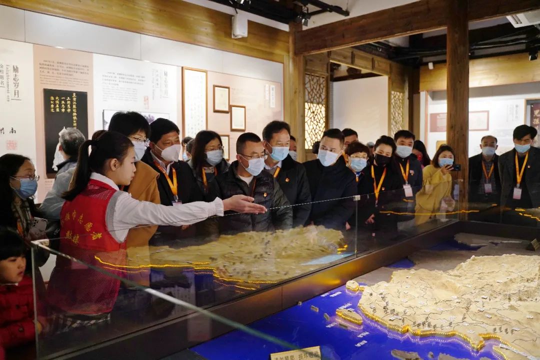 老福州人常用禮餅作為禮品走親訪友，它是做壽、添丁、嫁女、上梁、喬遷、祭祀的必備大禮之一。  位于小箬鄉(xiāng)小箬村的學朝禮餅店，正是一家制作禮餅的老店鋪。店鋪的主人陳學朝是市級非遺項目小箬禮餅制作技藝代表性傳承人。  學朝禮餅油而不膩、甜而不厭、噴香可口，以其獨特的工藝、香酥的口感被譽為“禮餅中的佳品”。  攝制：張鋒、吳梓航、洪婷婷、黃子玲  素材提供：閩侯縣融媒體中心  新華社音視頻部制作