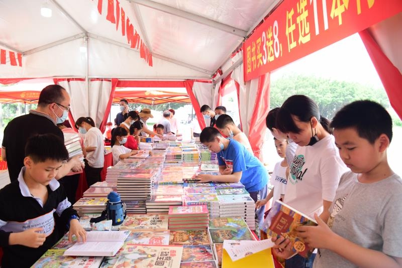 倉山區舉辦文化惠民助學大型圖書巡展