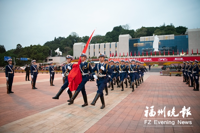 五一廣場(chǎng)舉行升旗儀式