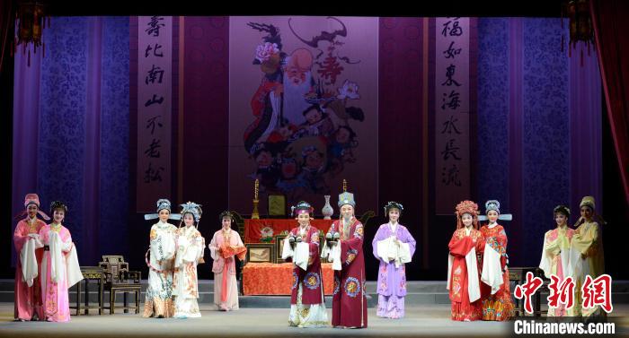傳承版越劇《五女拜壽》獻演 “芳華”展現青春力量