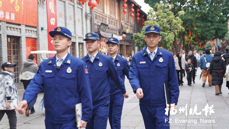 三坊七巷游客數(shù)量迎來小高峰 古厝“藍朋友”保坊巷安全