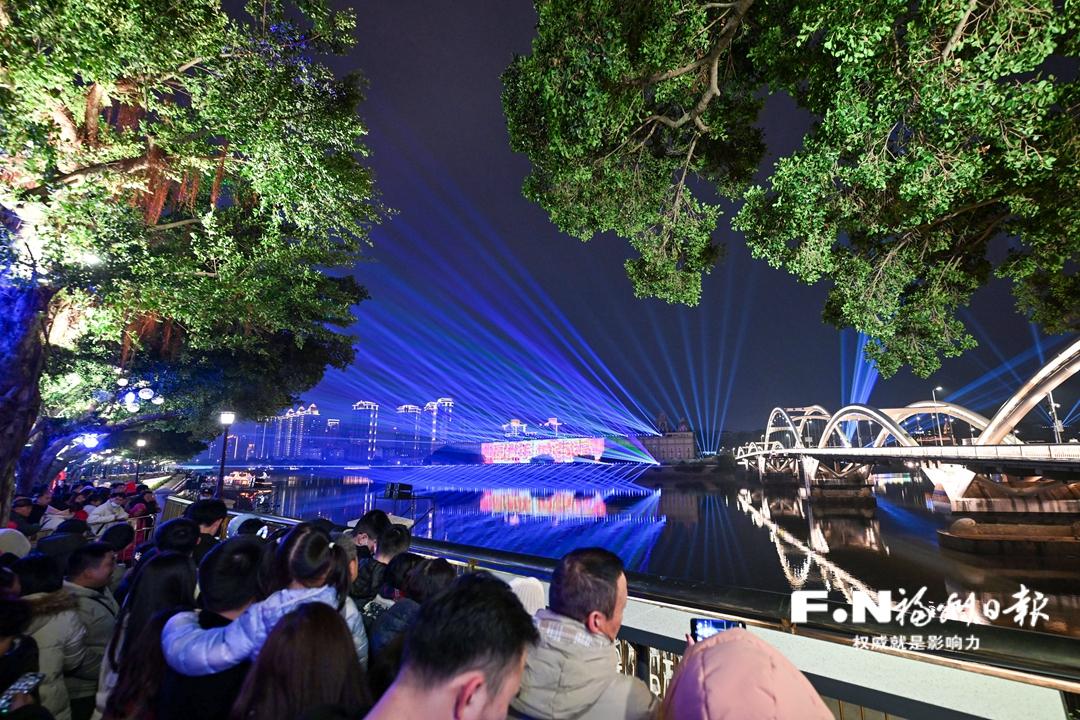 “龍騰閩江”大型無人機焰火秀在閩江之心上演