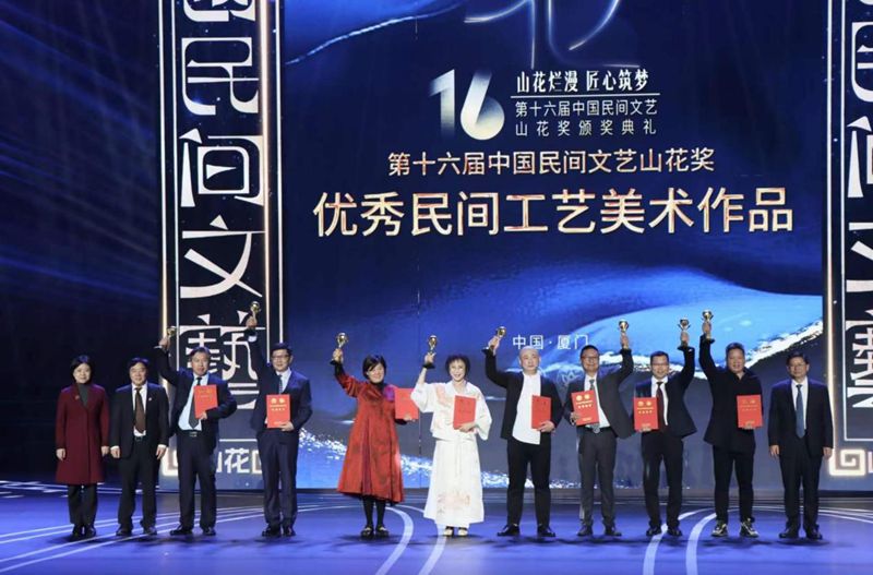 楊明：《古厝新韻》摘“山花” 《龍騰盛世》綻“百花”