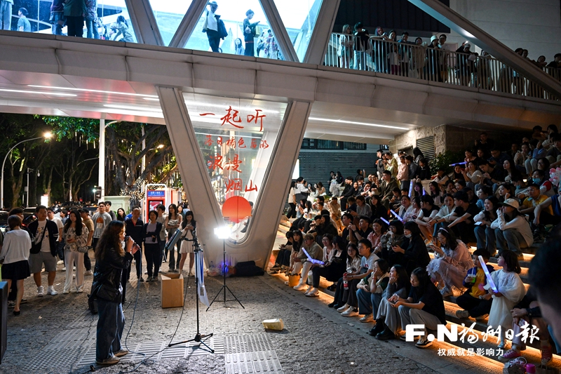 福州街頭藝術(shù)表演日益豐富 “流動(dòng)風(fēng)景線(xiàn)”播撒溫馨浪漫