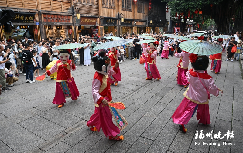國(guó)潮非遺市集、街區(qū)快閃、民俗表演……三坊七巷迎沉浸式文化盛宴