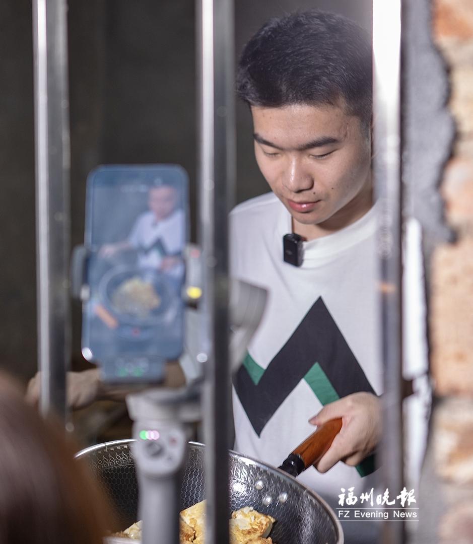福州年輕干部創作無厘頭短劇讓鄉村“嗨”起來