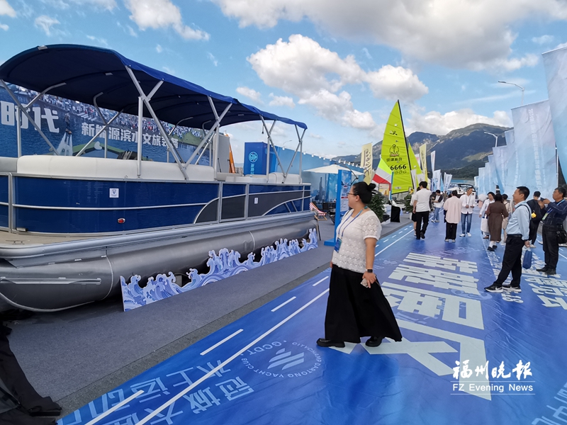 市民紛紛到海裝展游艇展區(qū)打卡 游艇文化嘉年華人氣旺