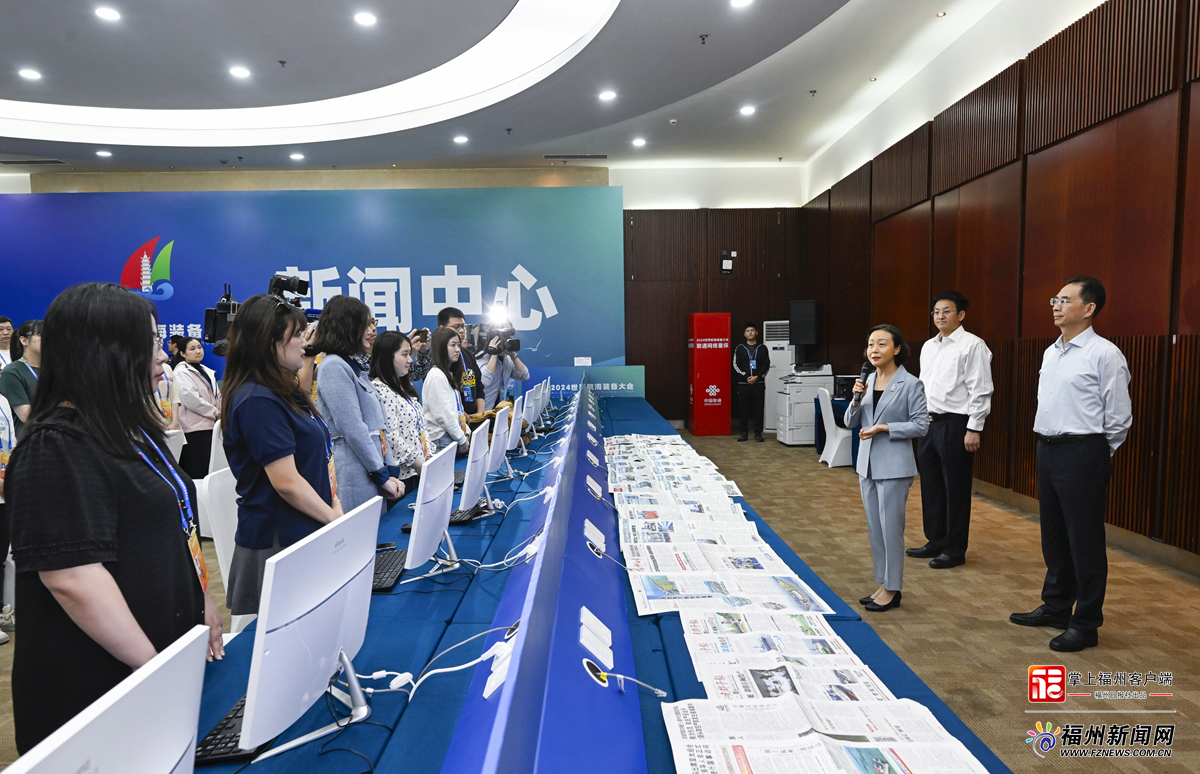 省市領(lǐng)導(dǎo)看望慰問(wèn)2024世界航海裝備大會(huì)工作人員