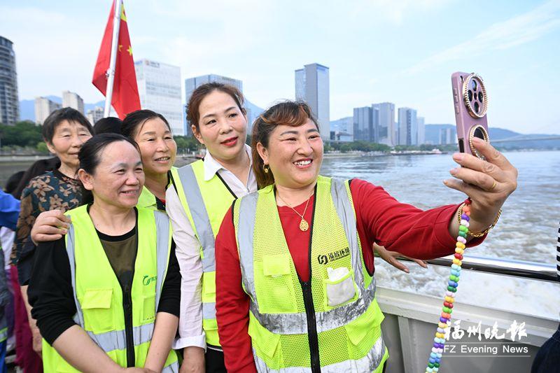 福州“城市美容師”免費(fèi)游閩江