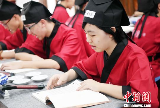 福州中學生暑期穿漢服學書畫　體驗中華傳統文化