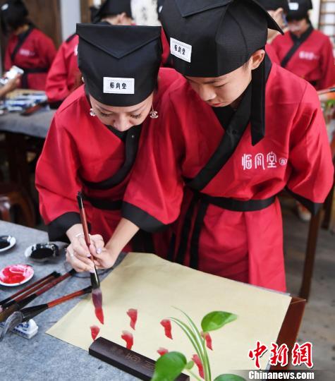福州中學生暑期穿漢服學書畫　體驗中華傳統文化