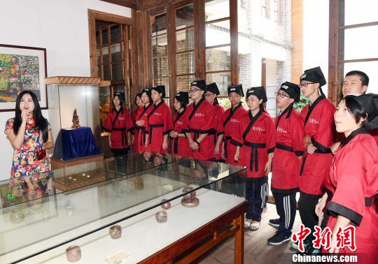 福州中學生暑期穿漢服學書畫　體驗中華傳統文化