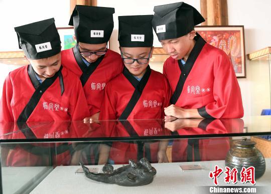 福州中學生暑期穿漢服學書畫　體驗中華傳統文化