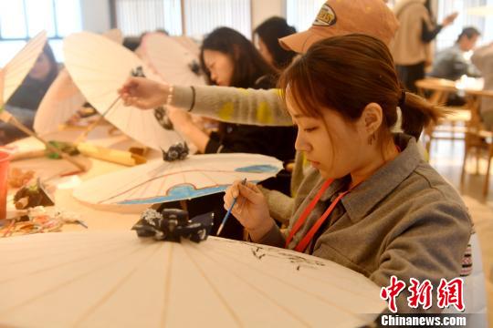兩岸大學生體驗福州油紙傘制作技藝