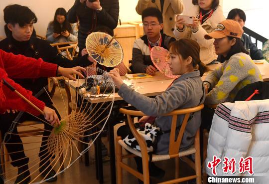 兩岸大學生體驗福州油紙傘制作技藝