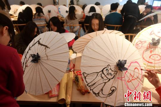 兩岸大學生體驗福州油紙傘制作技藝