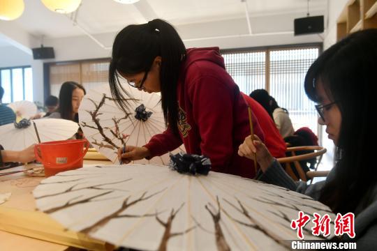 兩岸大學生體驗福州油紙傘制作技藝